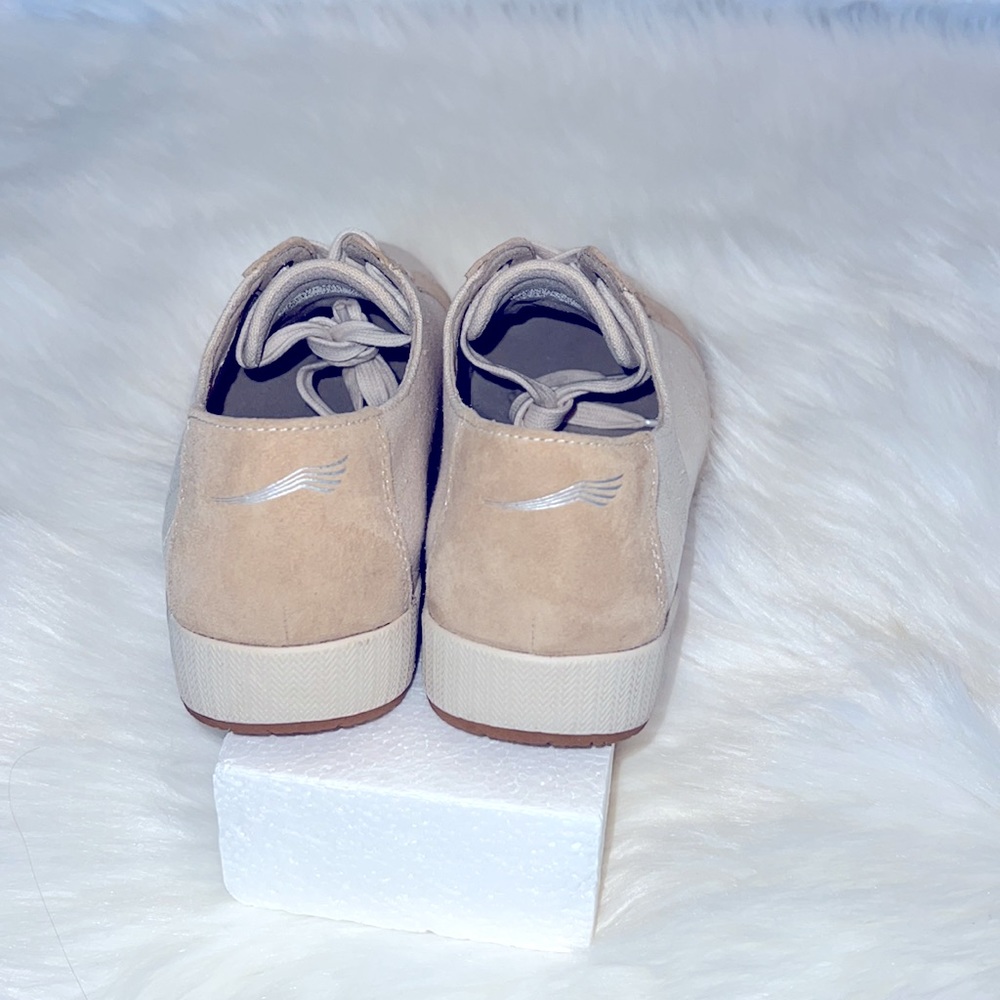 ⭐️ Dansko Oliso Tan/Cream Sneakers - Picture 6 of 11